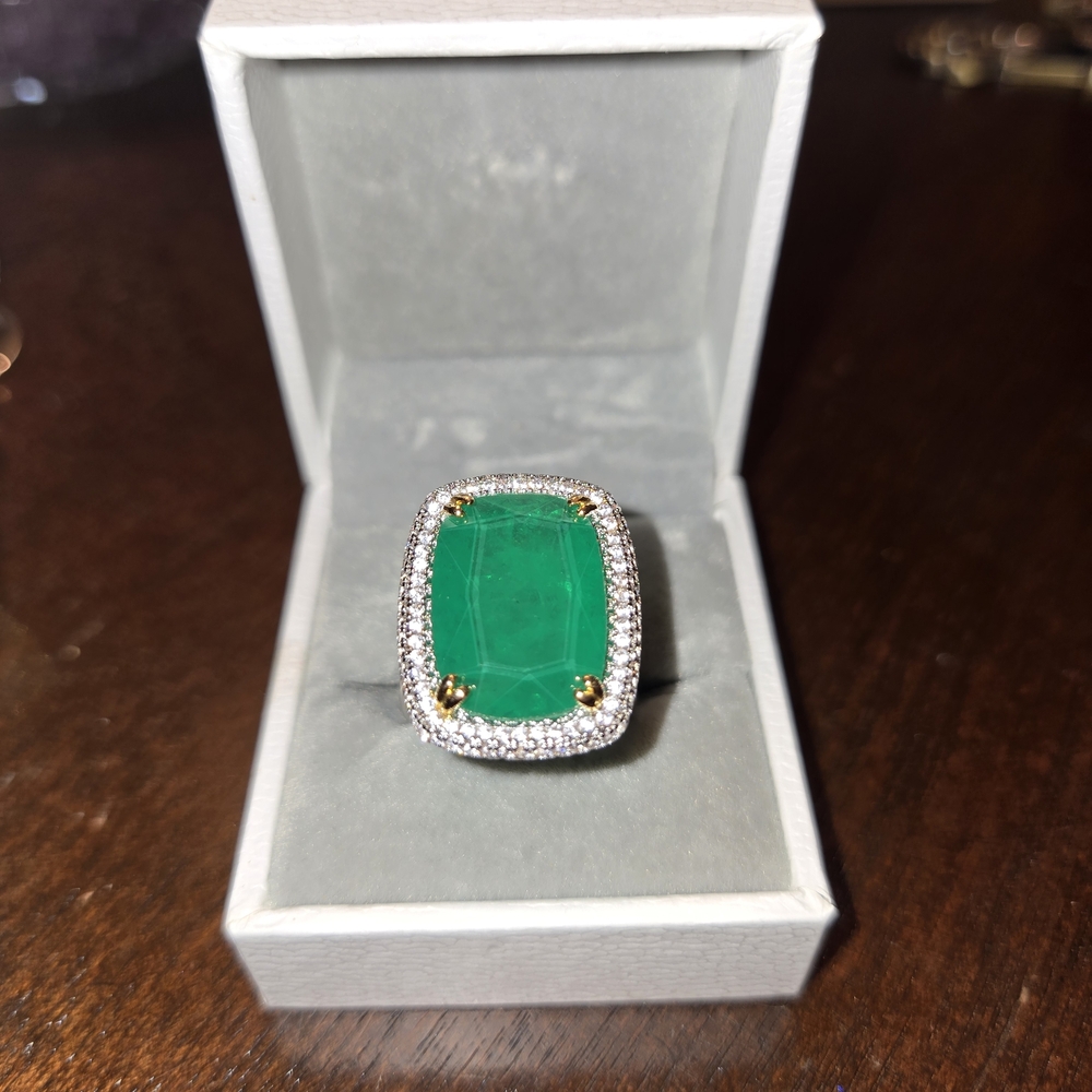 Elegant Green Gemstone Ring